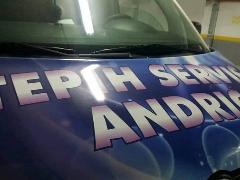 Natpis Tepih Servis Andrić na haubi vozila