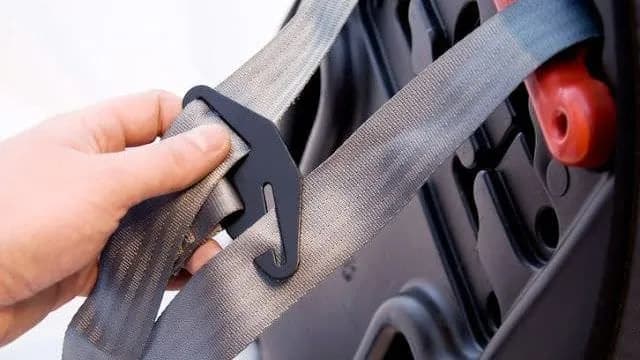Čišćenje dela kolica sredstvom za bebe