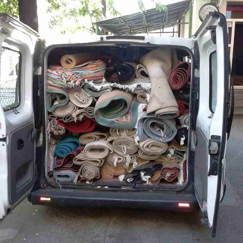 Kombi natovaren namotanim tepisima spreman za dostavu