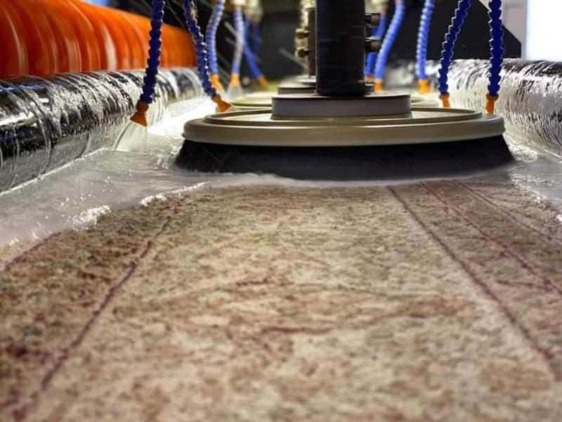 Industrijska mašina sa nizom rotacionih glava pere tepih