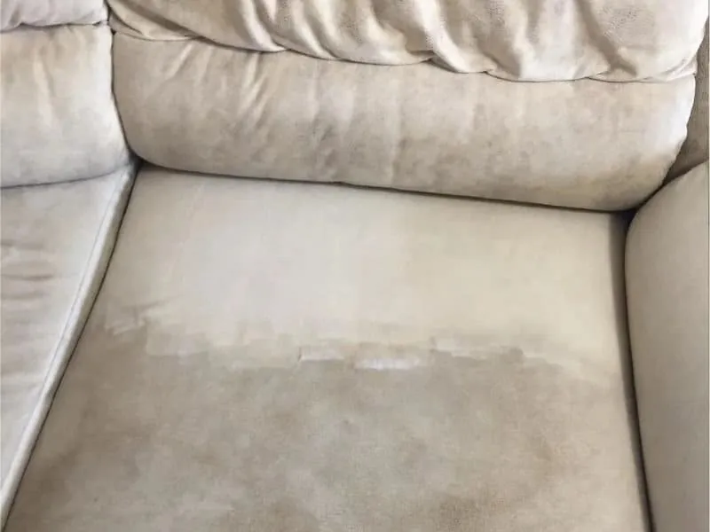Poređenje oprane i neoprane površine mikrofiber sofe