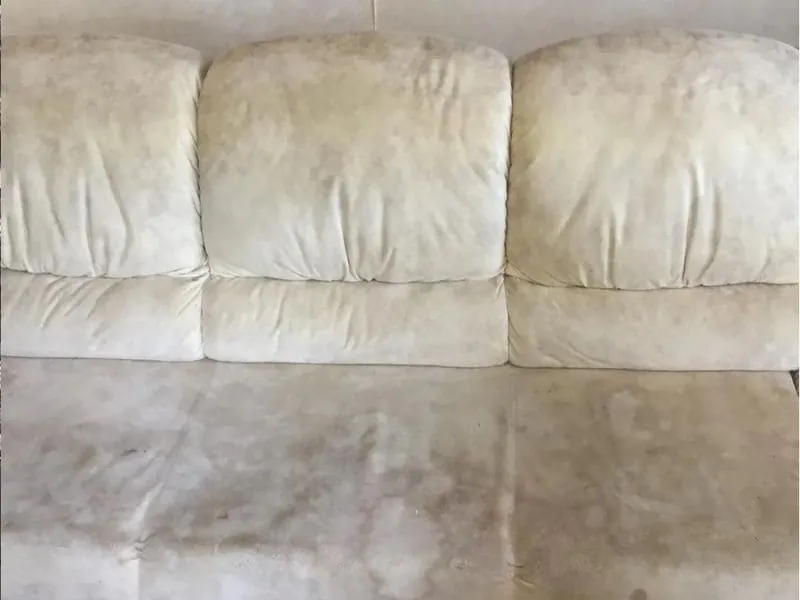 Zaprljana presvlaka sofe pre dubinskog pranja