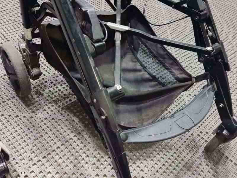 Detalj točkova i rama dečijih kolica pripremljenih za pranje