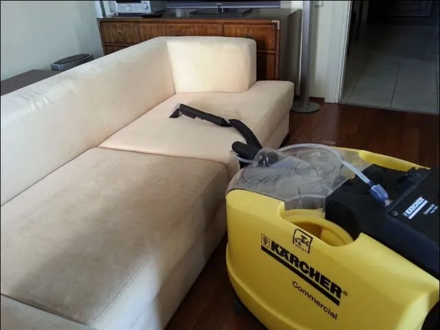 Karcher ekstrakciona mašina pri pranju ugaone bež garniture
